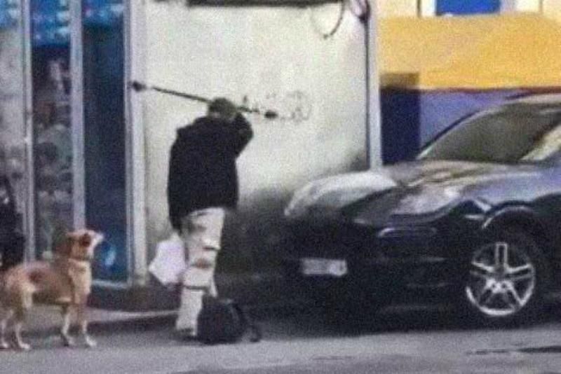 У Дніпрі неадекватний чоловік трощив автомобілі на тротуарі: відео