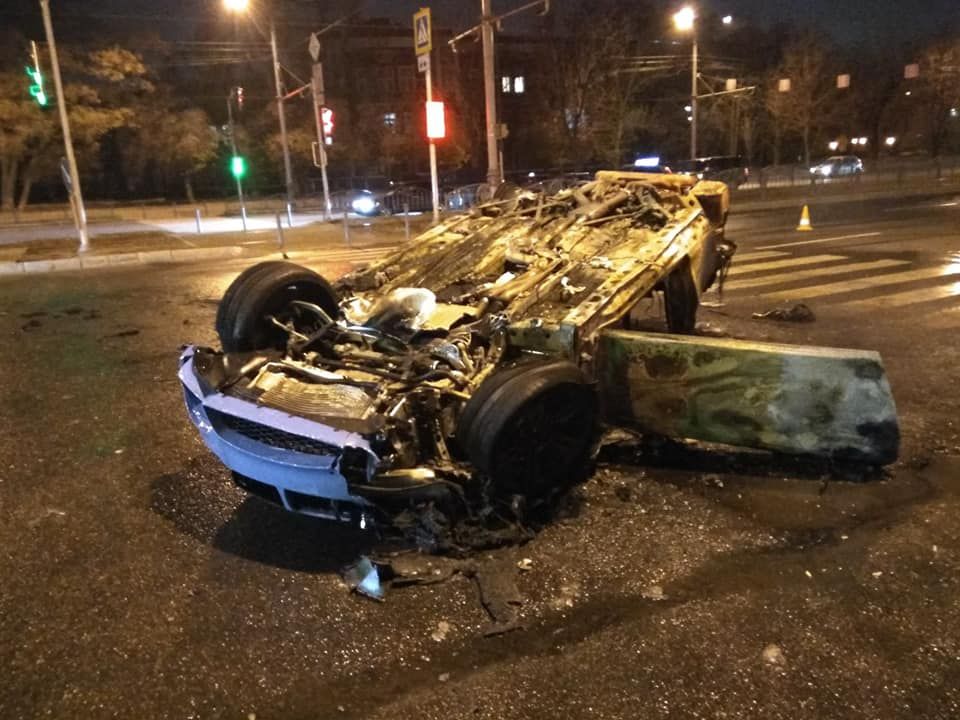В страшном тройном ДТП в Харькове сгорел автомобиль: жуткие фото и видео
