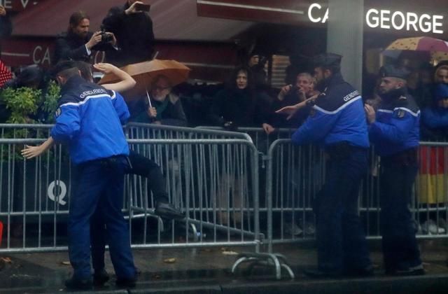 Оголені активістки Femen кинулися до кортежу Трампа у Парижі: фото та відео Оголені активістки Femen кинулися до кортежу Трампа у Парижі: фото та відео