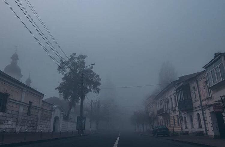 Украину окутал густой туман: впечатляющие фото и видео