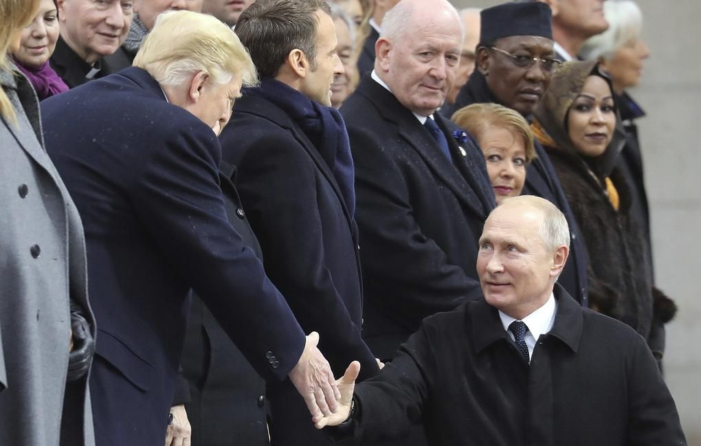 Показал большой палец: журналисты зафиксировали момент встречи Путина и Трампа в Париже