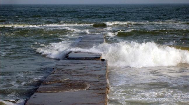 В Одессе волна смыла девушку с пирса в море, она утонула В Одессе волна смыла девушку с пирса в море, она утонула