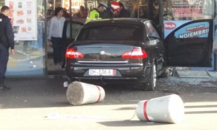 У Румунії авто влетіло у торговий центр: серед постраждалих – діти У Румунії авто влетіло у торговий центр: серед постраждалих – діти