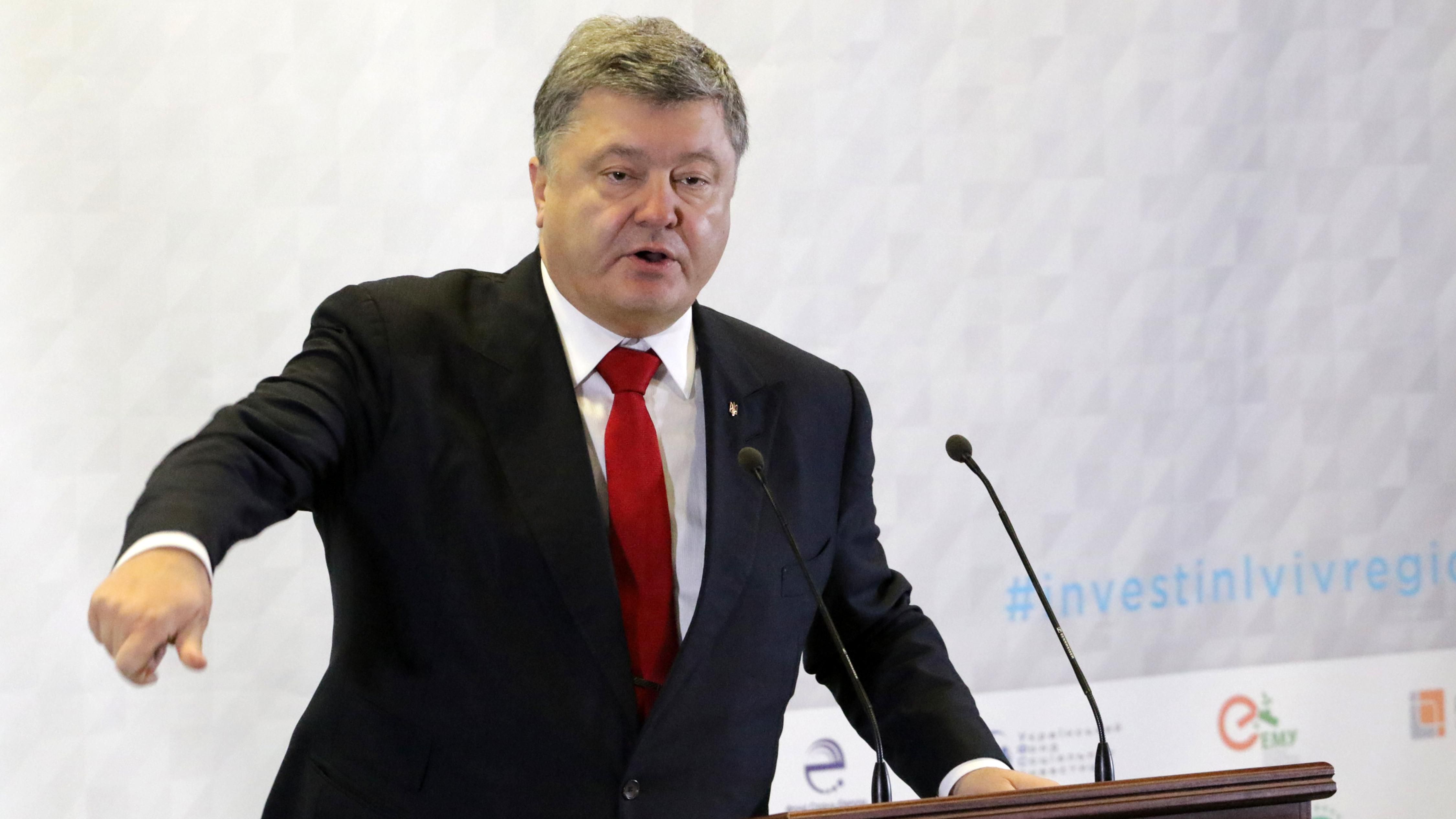 Пропагандисты показали, как Трамп не пожал руку Порошенко в Париже Пропагандисты показали, как Трамп не пожал руку Порошенко в Париже