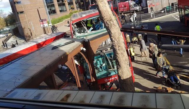 У Лондоні автобус в'їхав у зупинку з людьми, багато постраждалих: фото і відео У Лондоні автобус в'їхав у зупинку з людьми, багато постраждалих: фото і відео