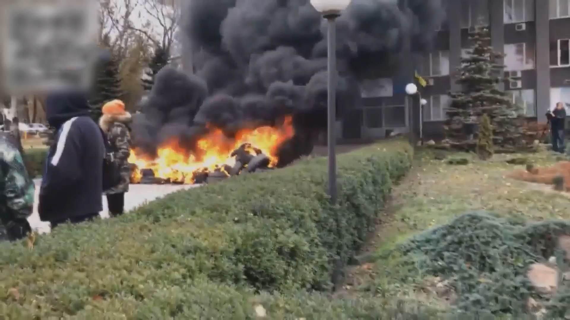 В Кривом Роге люди зажгли шины под горгазом из-за отсутствия отопления: видео
