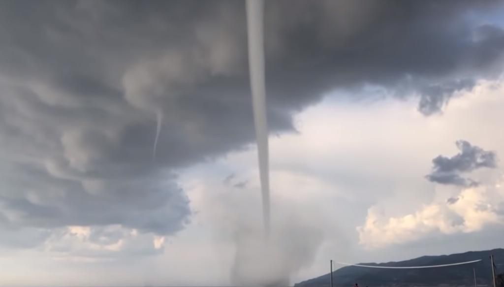 У Туреччині пляжем пронеслося два 30-метрових смерчі: фото та відео У Туреччині пляжем пронеслося два 30-метрових смерчі: фото та відео