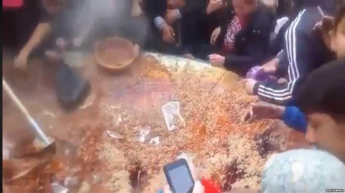 Гребли плов руками: в Таджикистане люди устроили драку из-за еды Гребли плов руками: в Таджикистане люди устроили драку из-за еды