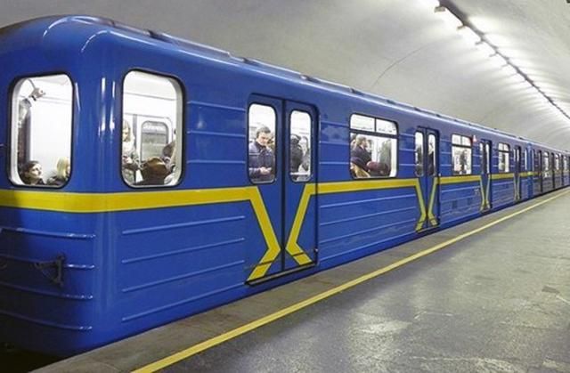 В киевском метро появились банковские терминалы: оплатить проезд можно карточкой