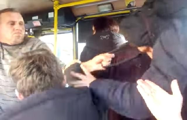 Во Львове водитель маршрутки набросился с кулаками на подростка: видео