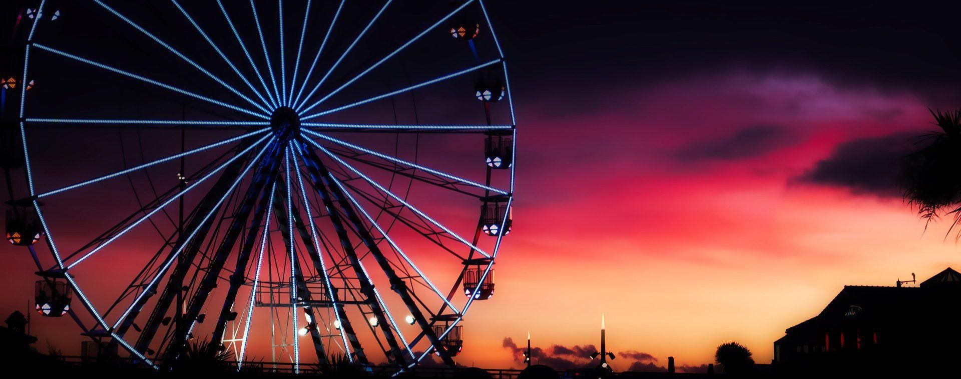 На колесі огляду в Індонезії перевернулись кабінки: моторошні фото та відео На колесі огляду в Індонезії перевернулись кабінки: моторошні фото та відео