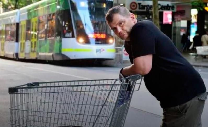 Нападение на прохожих в Австралии: бездомному, пытавшегося остановить террориста, собрали деньги Нападение на прохожих в Австралии: бездомному, пытавшегося остановить террориста, собрали деньги