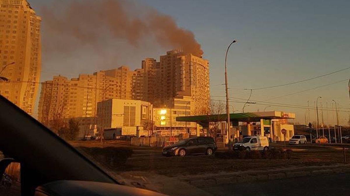 Масштабна пожежа у багатоповерхівці в Києві: відомі деталі Масштабна пожежа у багатоповерхівці в Києві: відомі деталі