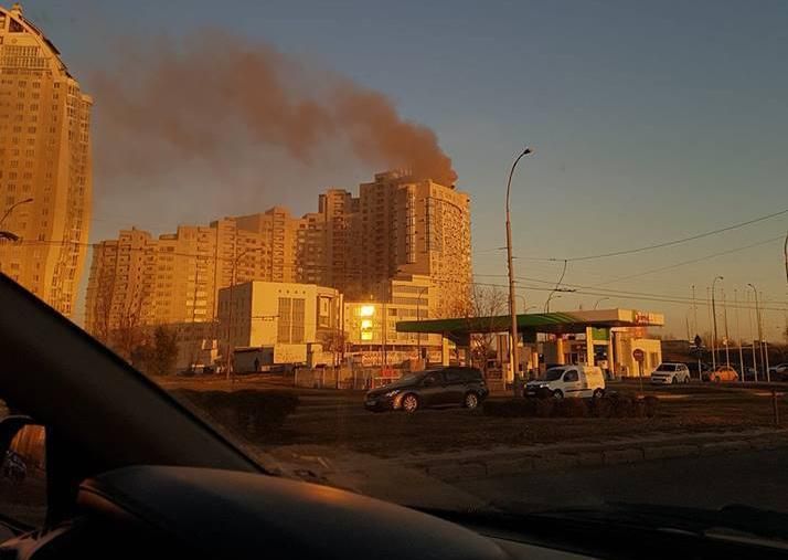 Масштабна пожежа у багатоповерхівці в Києві: відомі деталі