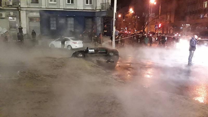 Центр Києва тоне в окропі: фото та відео Центр Києва тоне в окропі: фото та відео