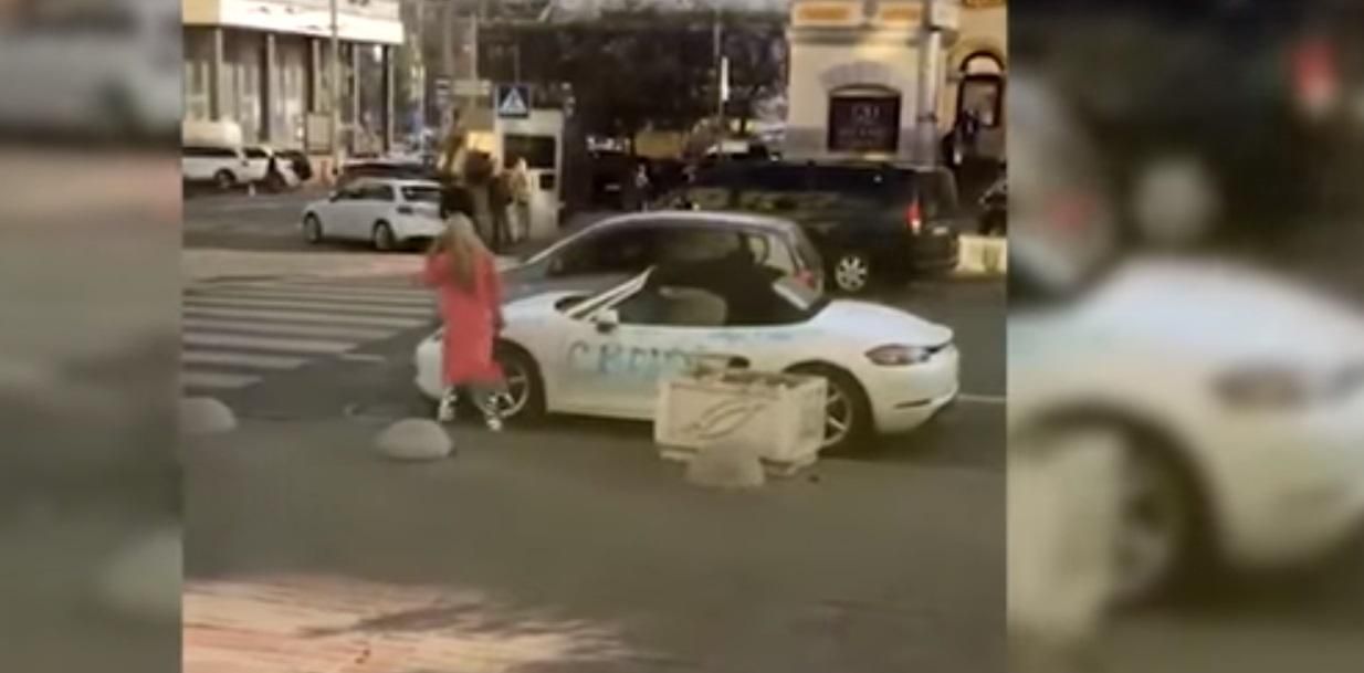 У центрі Києва дівчина розбила сокирою Porsche