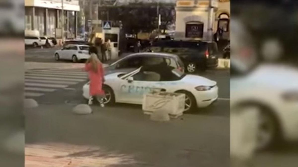 В центре Киева девушка разбила топором Porsche В центре Киева девушка разбила топором Porsche