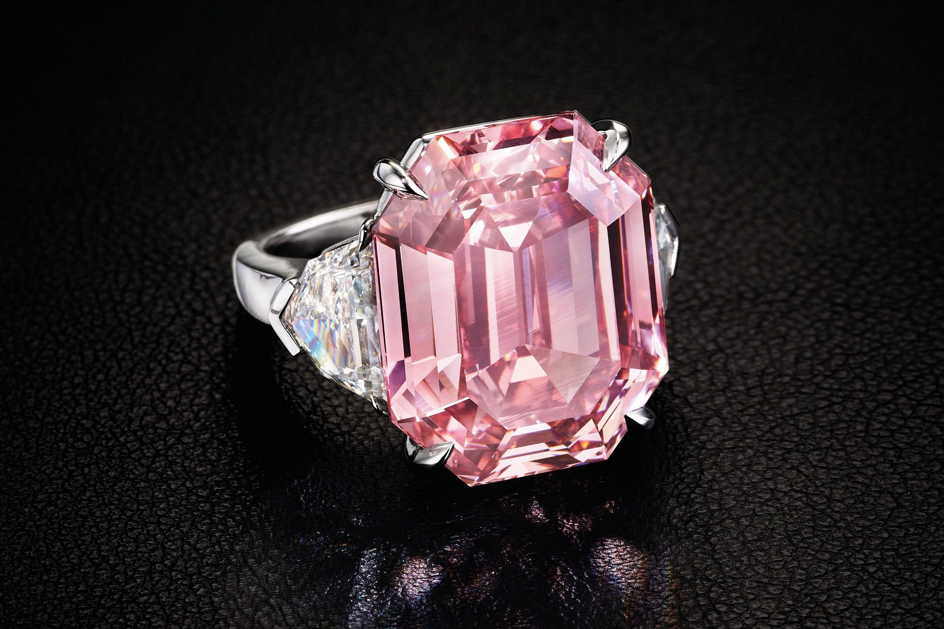 На аукціоні в Женеві продали рідкісний рожевий діамант за 50 мільйонів доларів