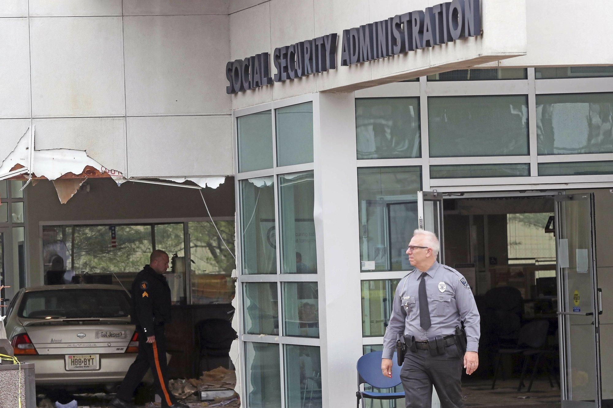 У США жінка за кермом автомобіля протаранила офіс: 20 постраждалих У США жінка за кермом автомобіля протаранила офіс: 20 постраждалих