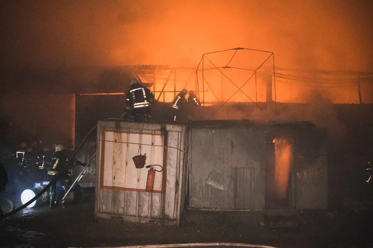 Пожежа на складах в Києві