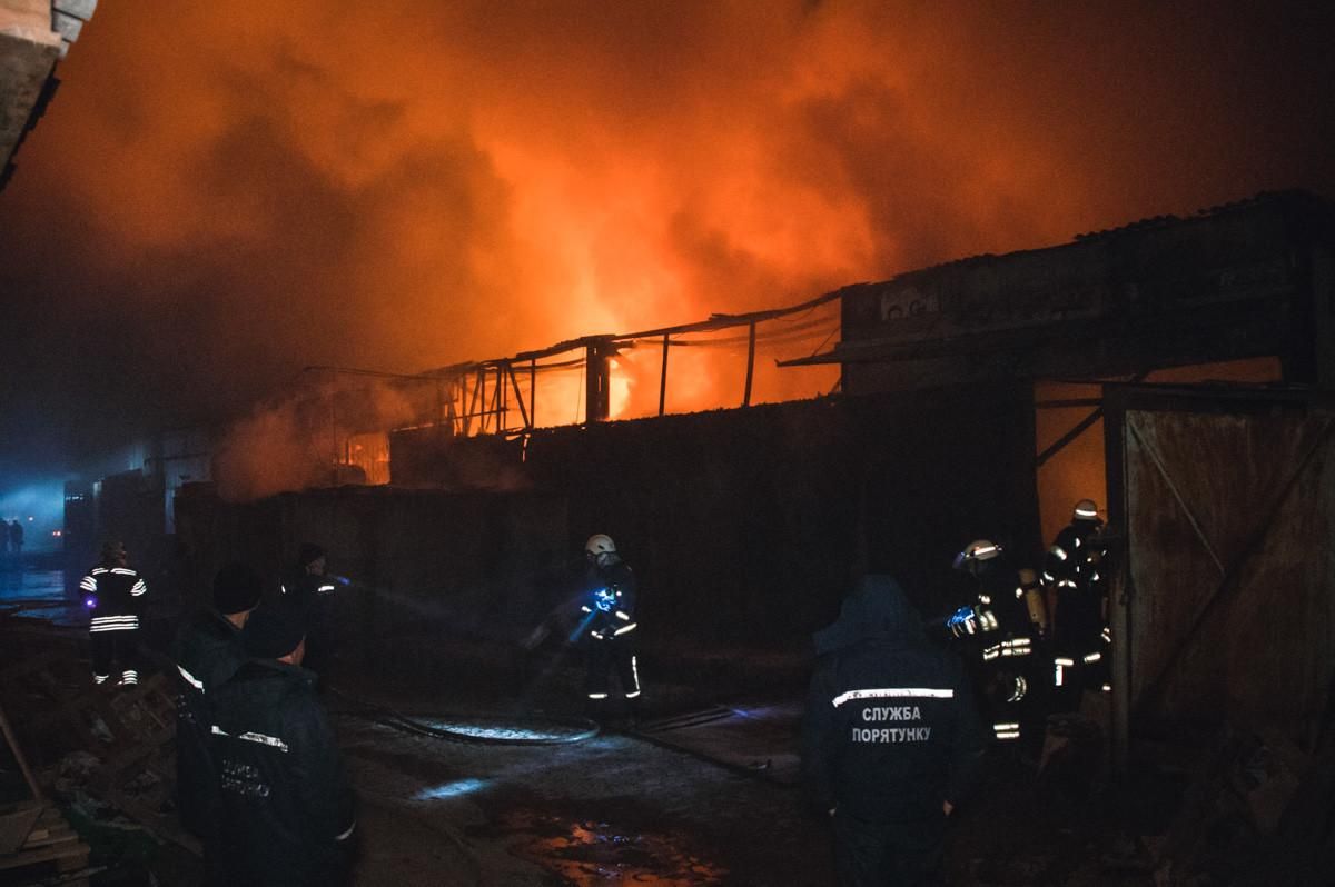 В Киеве вспыхнул масштабный пожар на складах: фото и видео с места происшествия