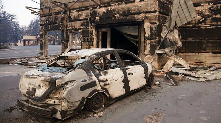 Жахлива пожежа у Каліфорнії: люди повертаються у свої знищені вогнем домівки Жахлива пожежа у Каліфорнії: люди повертаються у свої знищені вогнем домівки