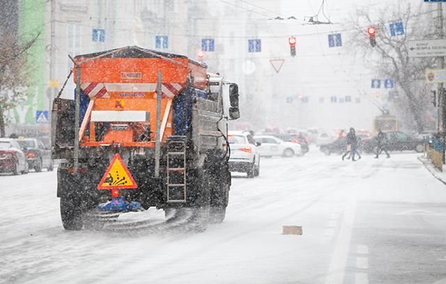 Сніг у Києві: на вулиці міста вивели прибиральну техніку