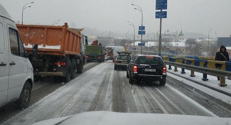 Через сніг у Києві масово стаються ДТП: у мережі з'явилися фото 
