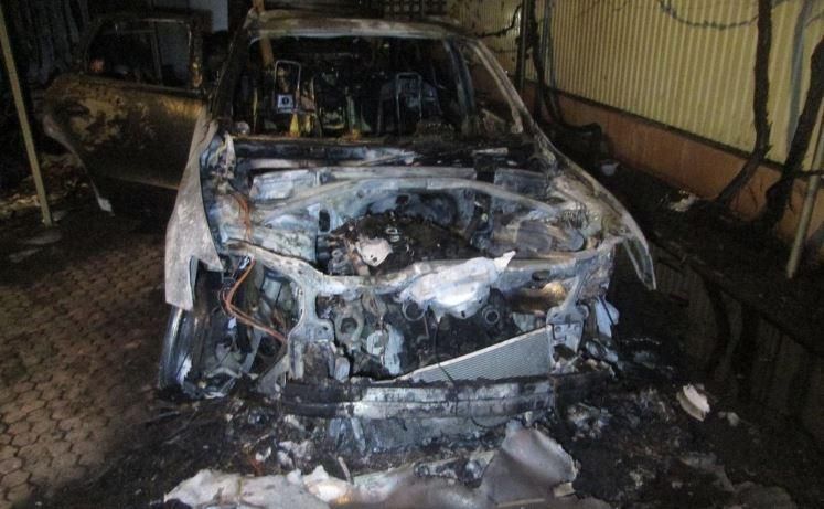 В Ужгороде сожгли два автомобиля экс-главы управления СБУ, – СМИ