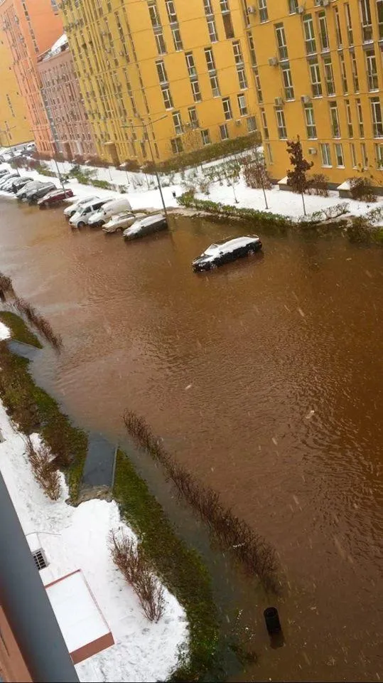 Київ прорвало трубу Комфорт Таун аварія Київ прорвало трубу Комфорт Таун аварія