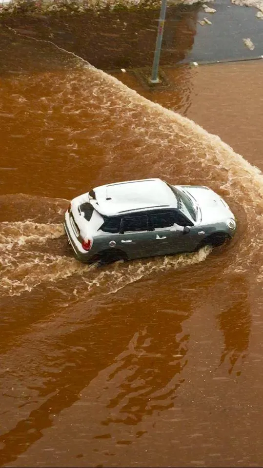 Київ аварія трубопровід прорвало трубу Київ аварія трубопровід прорвало трубу