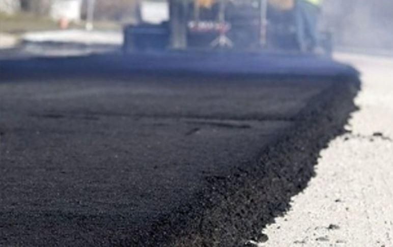 У Києві під час снігопад кладуть асфальт: відео У Києві під час снігопад кладуть асфальт: відео