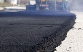 У Києві під час снігопад кладуть асфальт: відео