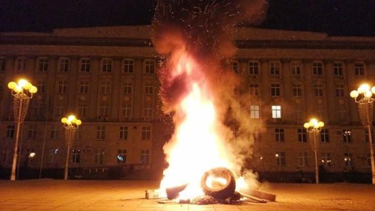 Запалили шини під міськгазом: у Черкасах люди вимагають запустити тепло в будинки Запалили шини під міськгазом: у Черкасах люди вимагають запустити тепло в будинки