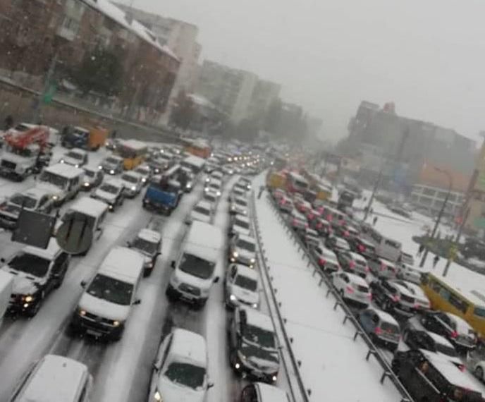 Почти 300 автомобилей попали в ДТП из-за снегопада в Киеве: детали