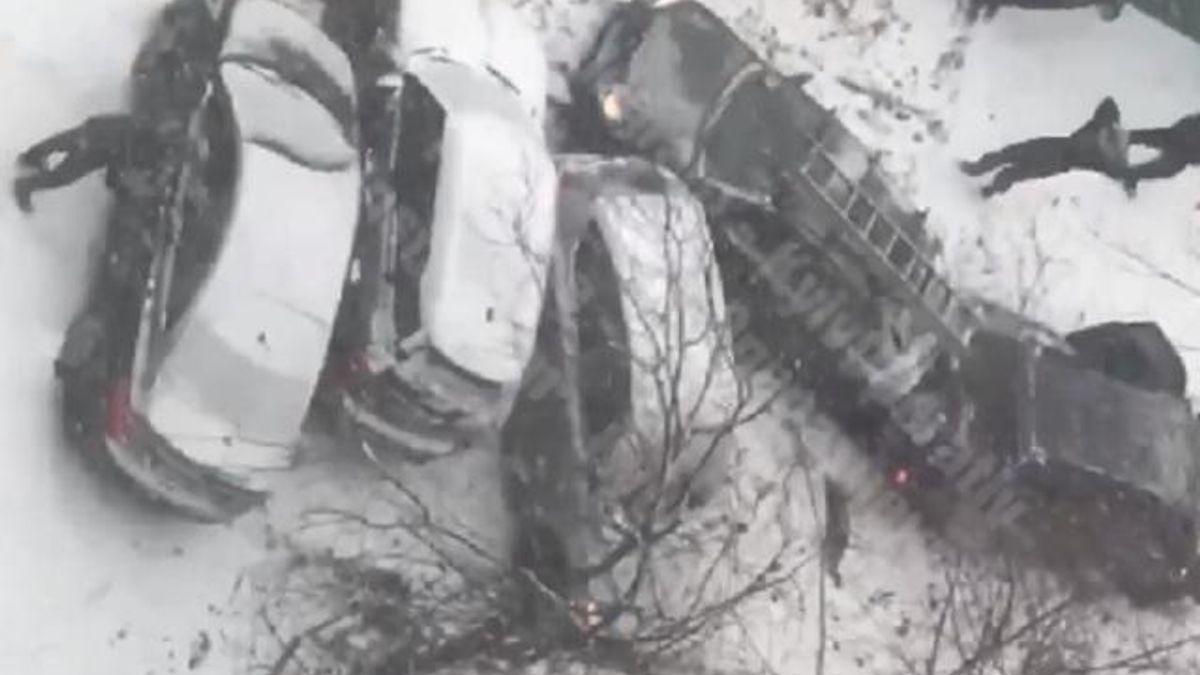 У Києві автомобіль скотився з гори та протаранив ще п'ять машин: промовисте відео