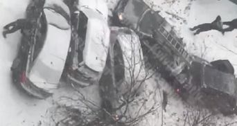 У Києві автомобіль скотився з гори та протаранив ще п'ять машин: промовисте відео