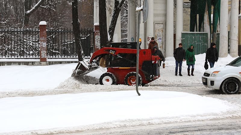 В Киеве снегоуборочная машина разбила легковушку: фото