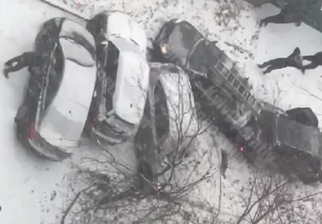 В Киеве автомобиль скатился с горы и протаранил еще пять машин: красноречивое видео