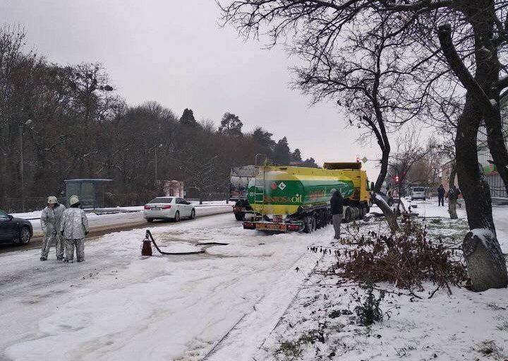 Вибухонебезпечна ДТП на Київщині: вантажівка влетіла у заповнений бензовоз Вибухонебезпечна ДТП на Київщині: вантажівка влетіла у заповнений бензовоз