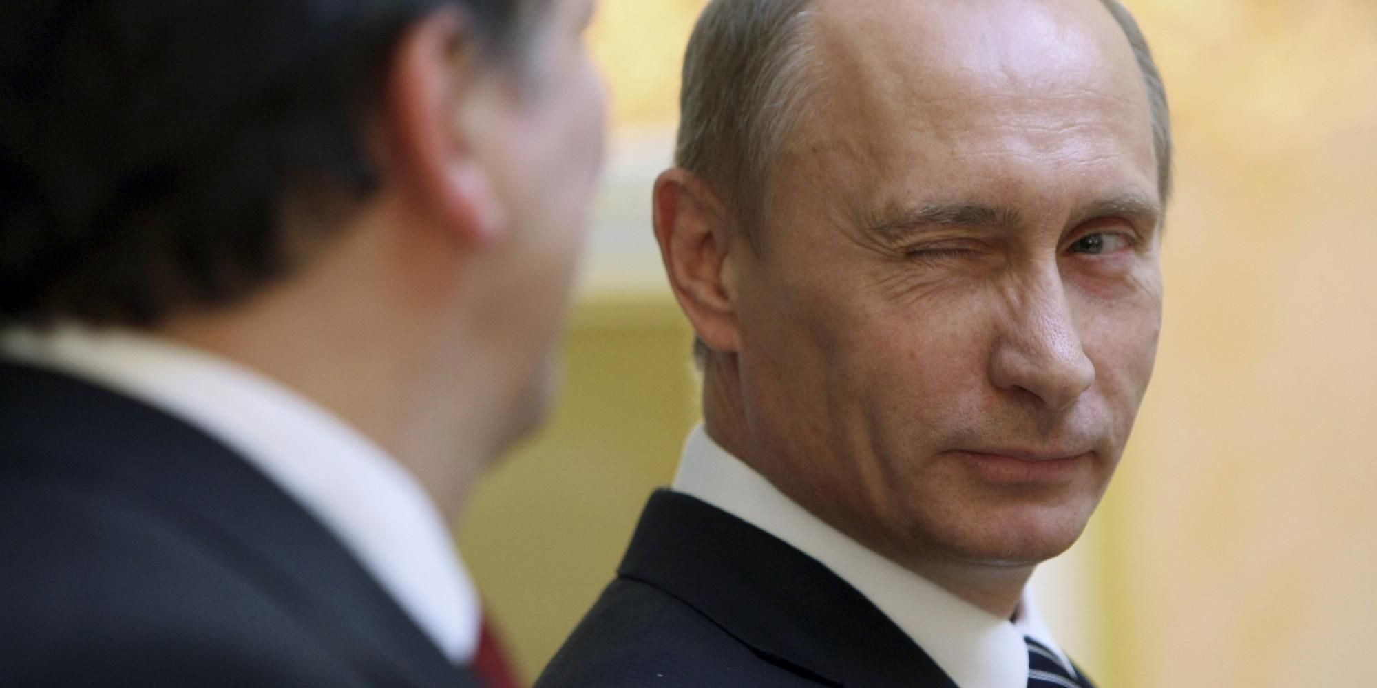 "Военный преступник" и "Лжец": россияне повесили чучело Путина с яркими характеристиками "Военный преступник" и "Лжец": россияне повесили чучело Путина с яркими характеристиками