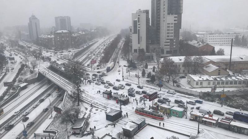 Как в Киеве отреагировали на первый снег: яркие фото и видео