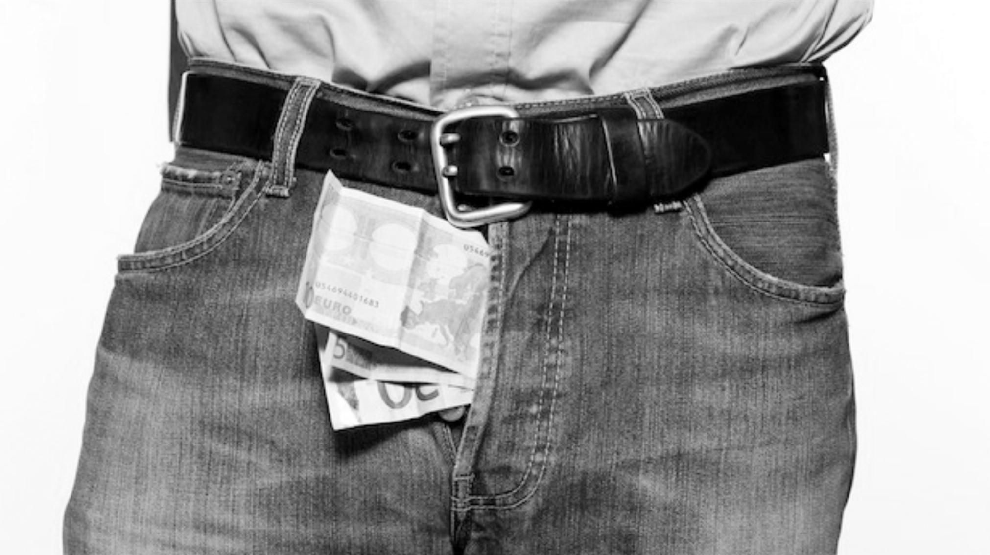 Пропонували інтим та шантажували: СБУ викрила поліцейських, які займались здирництвом Пропонували інтим та шантажували: СБУ викрила поліцейських, які займались здирництвом