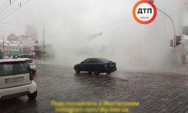 У Києві знову прорвало трубу: окропом залило всю вулицю У Києві знову прорвало трубу: окропом залило всю вулицю