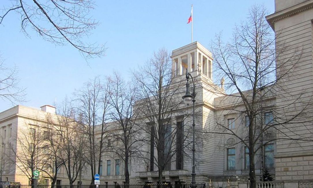 В Берлине полиция перекрыла территорию посольства РФ из-за подозрительного предмета В Берлине полиция перекрыла территорию посольства РФ из-за подозрительного предмета