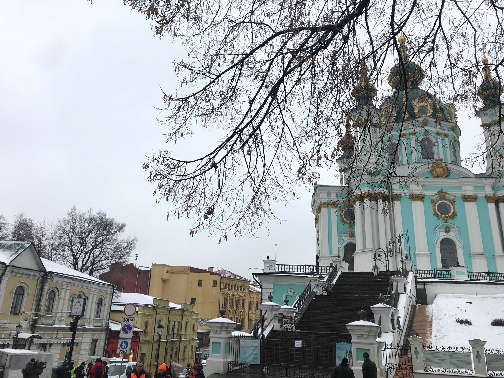 В Андреевскую церковь бросили "коктейль Молотова": что сейчас происходит под храмом