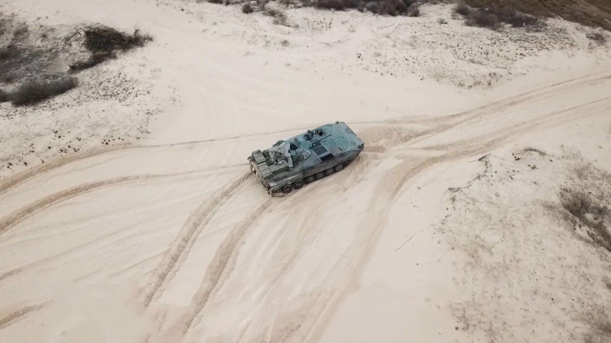 Потужні військові навчання провели на Херсонщині: яскраві фото та відео з полігону Потужні військові навчання провели на Херсонщині: яскраві фото та відео з полігону