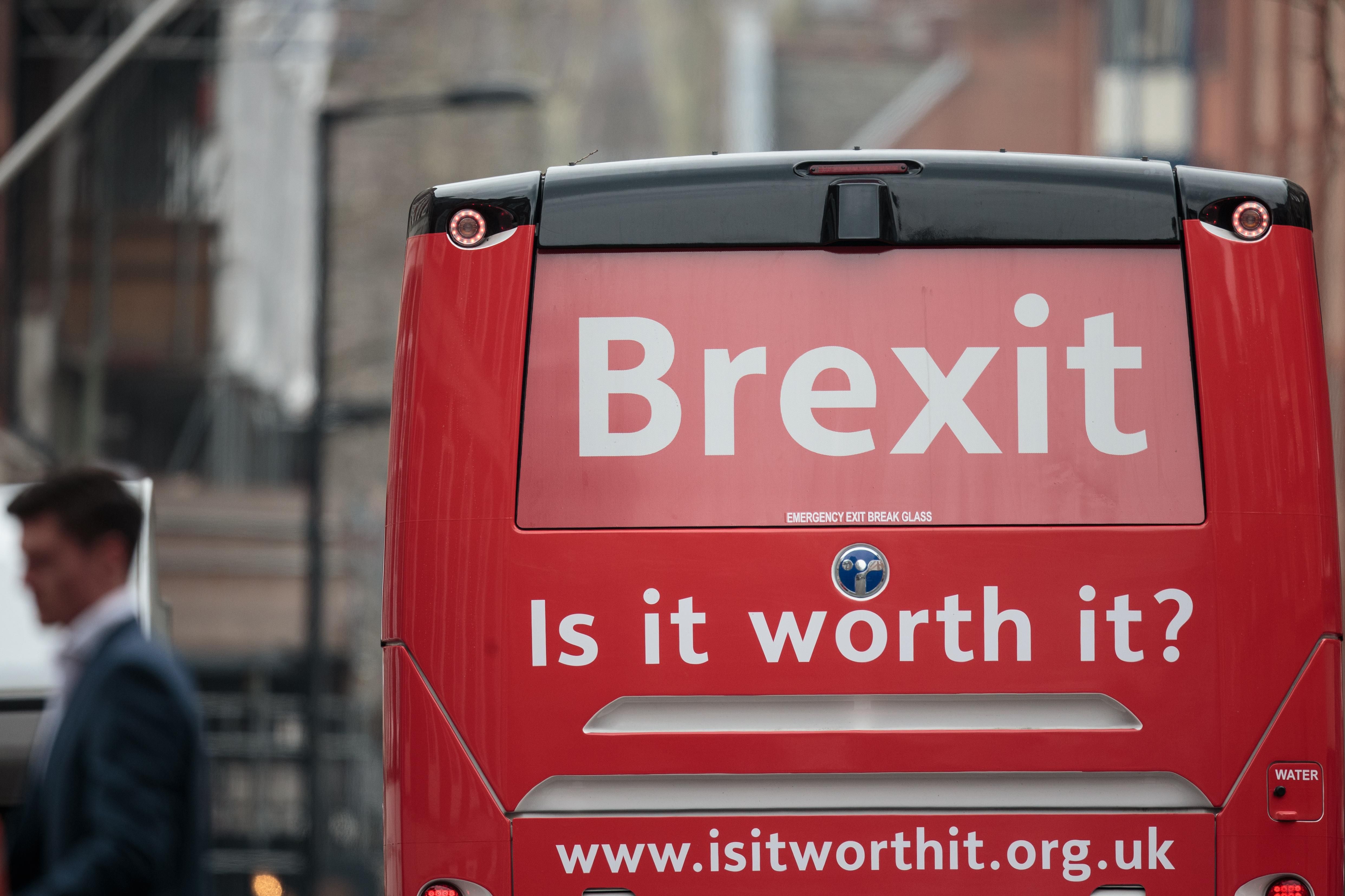 Після ухвалення угоди про Brexit з уряду Мей почали масово звільнятись міністри Після ухвалення угоди про Brexit з уряду Мей почали масово звільнятись міністри