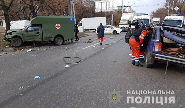 У Харкові військова "швидка" зіткнулася з легковиком: є постраждалі