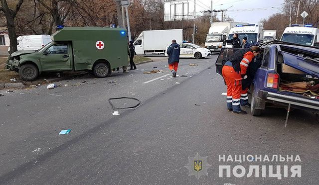 В Харькове военная "скорая" столкнулась с легковушкой: есть пострадавшие